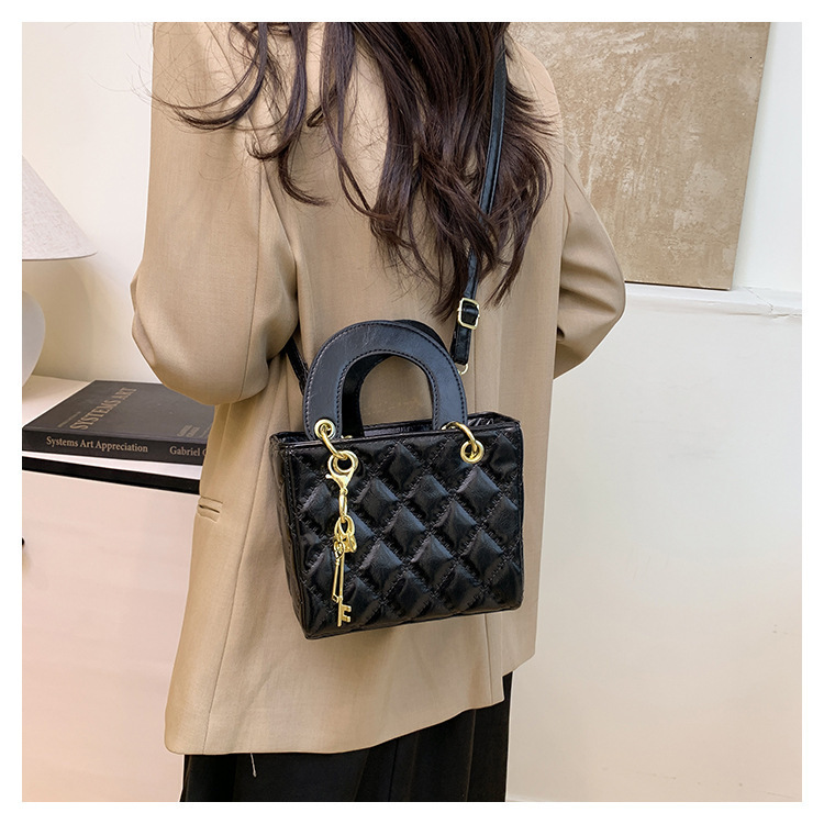 2025 autumn and winter French style new women's handbag niche design fashion trend style light luxury retro style designer bag