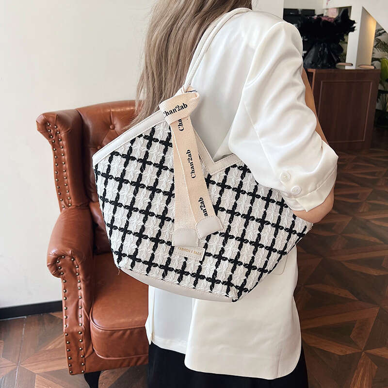 Best Seller Designer Bag Large Capacity Casual Summer Texture Beautiful Class Commuting Western Style Trendy Fashion Tote Bag
