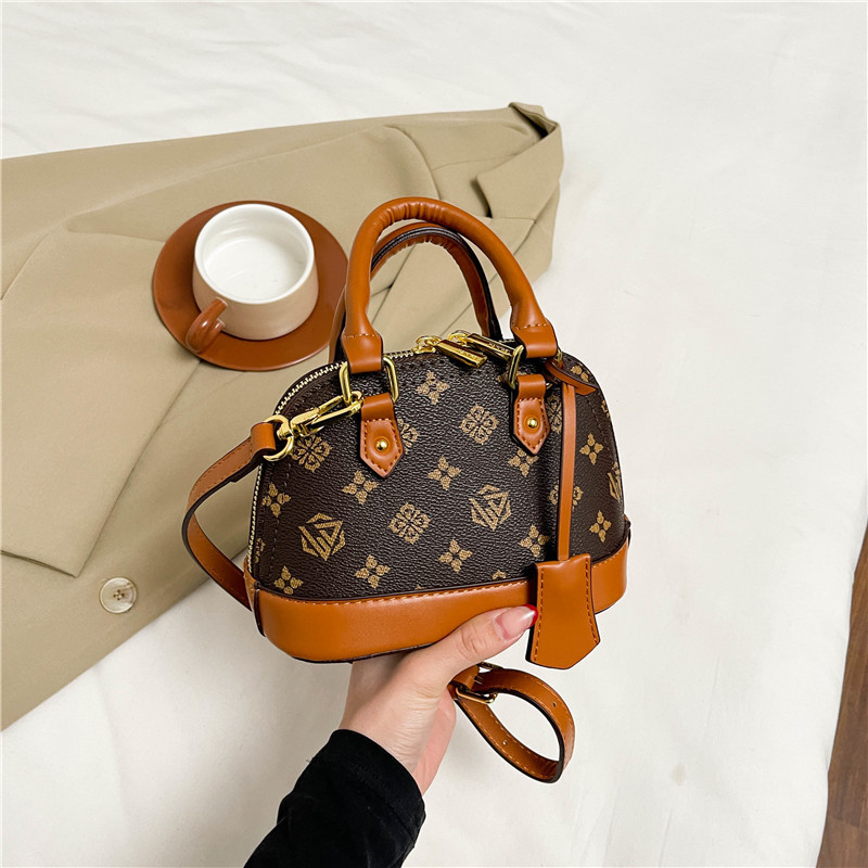 hot free shipping designer shoulder bags new casual Light luxury handbag fashionable vintage shell bag for women