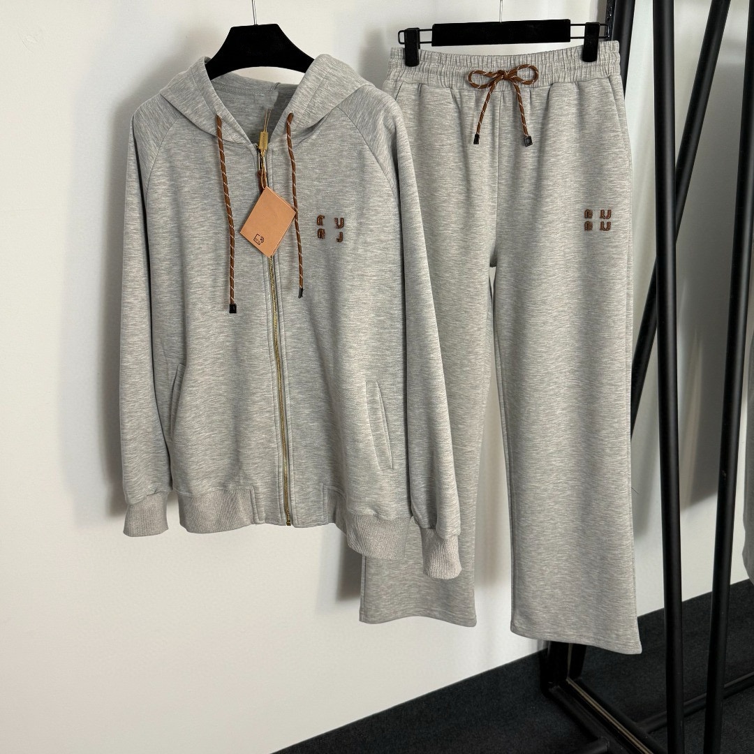 Luxury brand Mi*'s new sportswear collection features a leather logo embroidered with letters, a long-sleeved hooded zip-up jacket, and elastic w