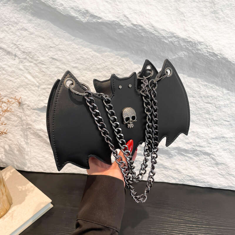 Halloween Skull Small Women's 2024 New Fashion Trendy Personality Bat Quirky Chain Crossbody Bag