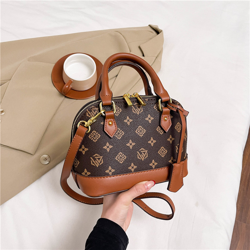 hot free shipping designer shoulder bags new casual Light luxury handbag fashionable vintage shell bag for women