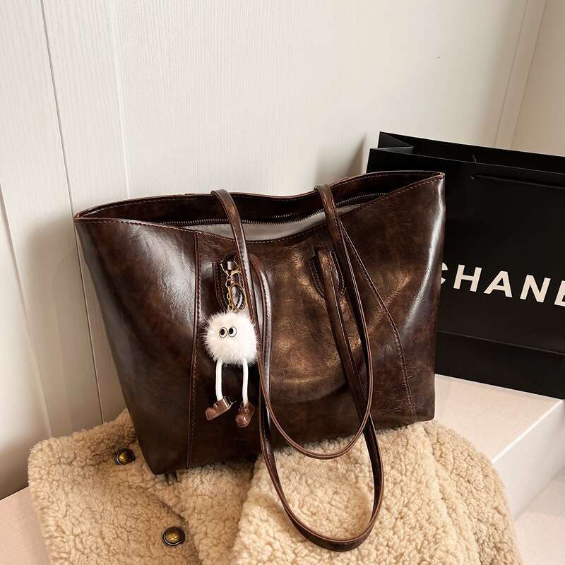 New Fashion Designer Bags for Women Large Capacity Shoulder Bags Brown College Student Commuting Tote Bag with Cartoon Pendant