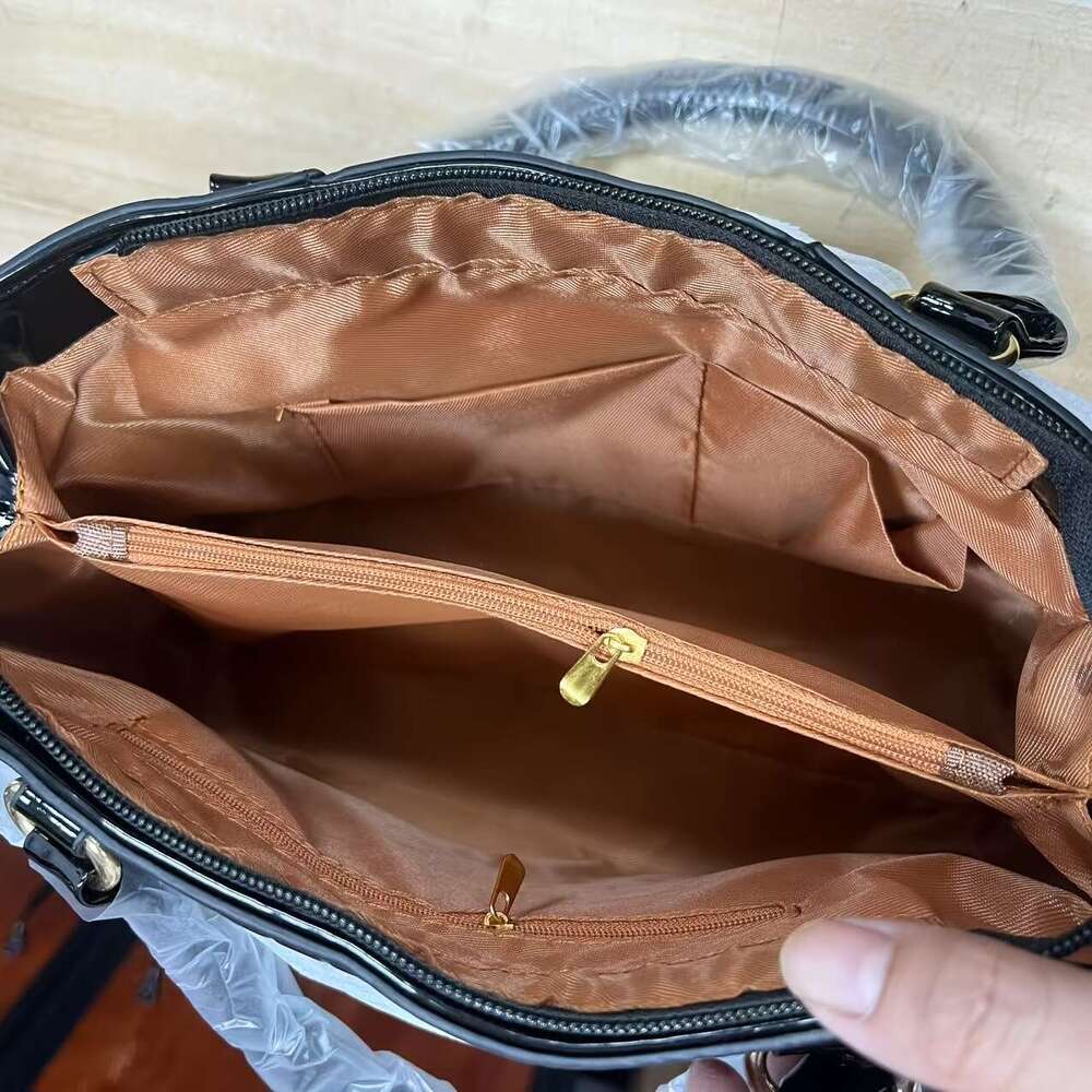 2025 Women's Large Capacity, Fashionable Embossed Design, Practical Daily Use, Free Shipping