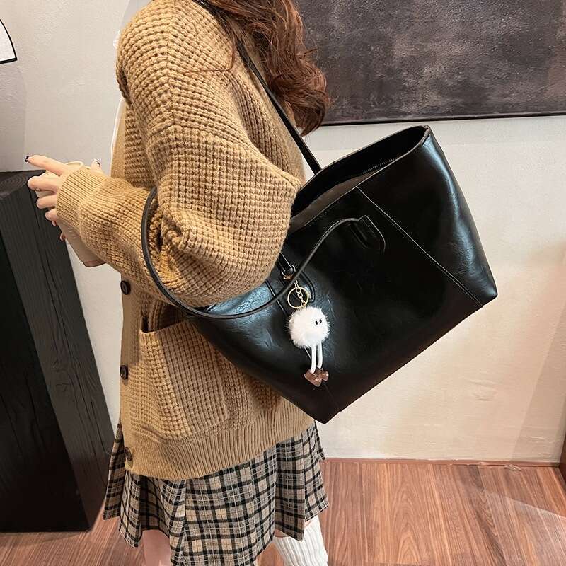 New Fashion Designer Bags for Women Large Capacity Shoulder Bags Brown College Student Commuting Tote Bag with Cartoon Pendant