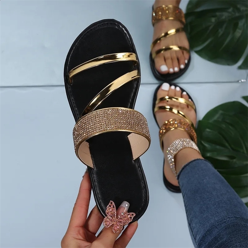 2024 Summer Womens Fashion Gold Silver Patent Leather Flat Heel Sandals Bling Rhinestone Narrow Band Beach Casual Slippers 250418bj