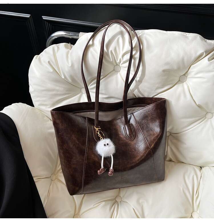 New Fashion Designer Bags for Women Large Capacity Shoulder Bags Brown College Student Commuting Tote Bag with Cartoon Pendant