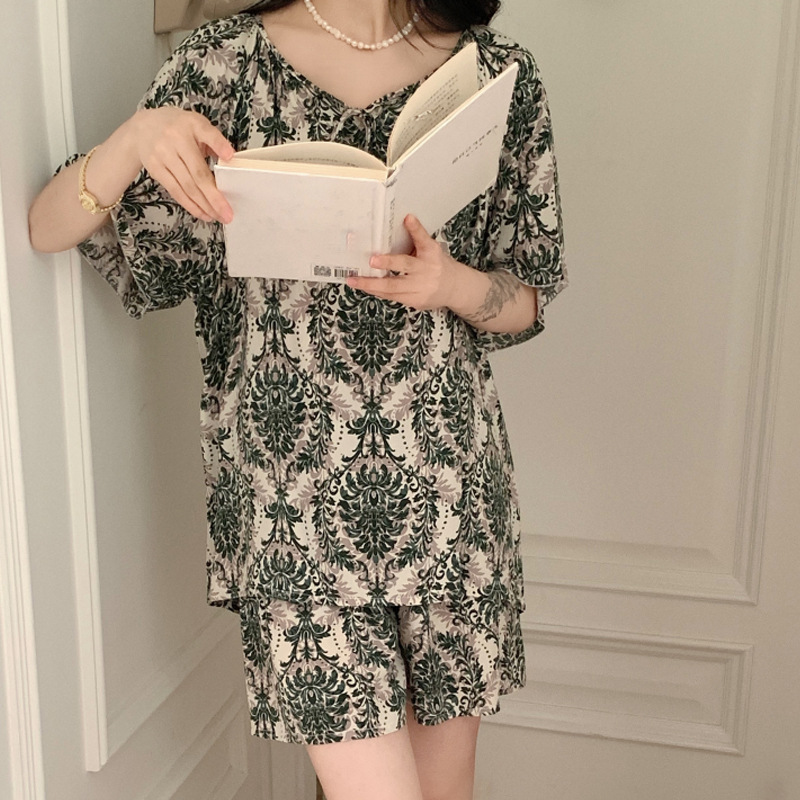 B1046-Stylish Contemporary Outfit Collection Featuring Smooth Textured Apparel