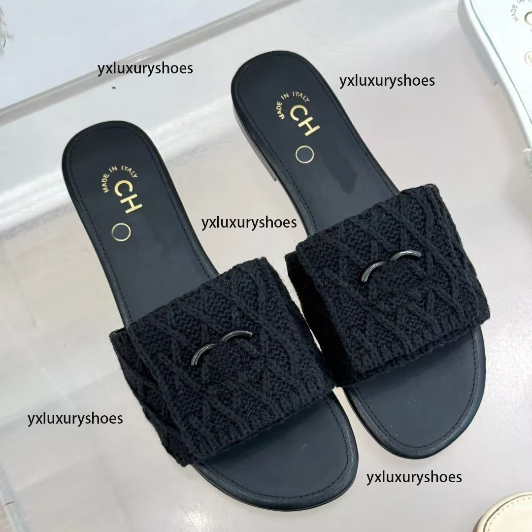 2025CC slippers Designer summer new beach fashion women's shoes White Flat slippers Leather women's slippers Metal CC label shoe upper slippers 35-42