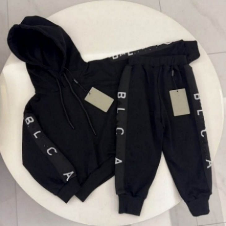 Boy Girls Hoodies Designer Kids Clothing Set Autumn Winter Luxury Hooded Sweatshirts Childrens Sweatpant 2PCS Sweater Kid Tracksuits Toddler Size 90CM-150CM W32