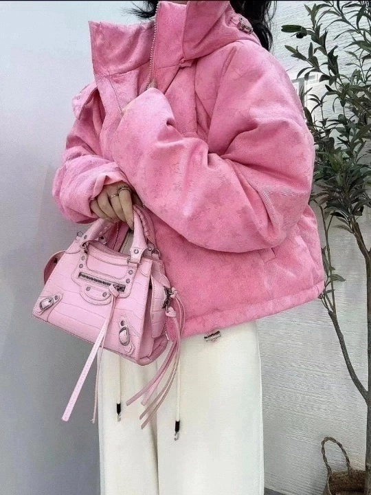 The designer's winter women's llvv down short jacket is thick and warm, luxurious and fashionable