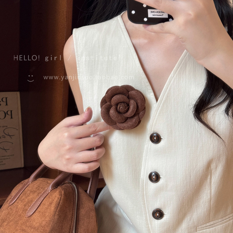 Autumn Winter High-End Exquisite Style Camellia Brooch for Women with Withered Leaf Rose Niche Design Versatile Accessory