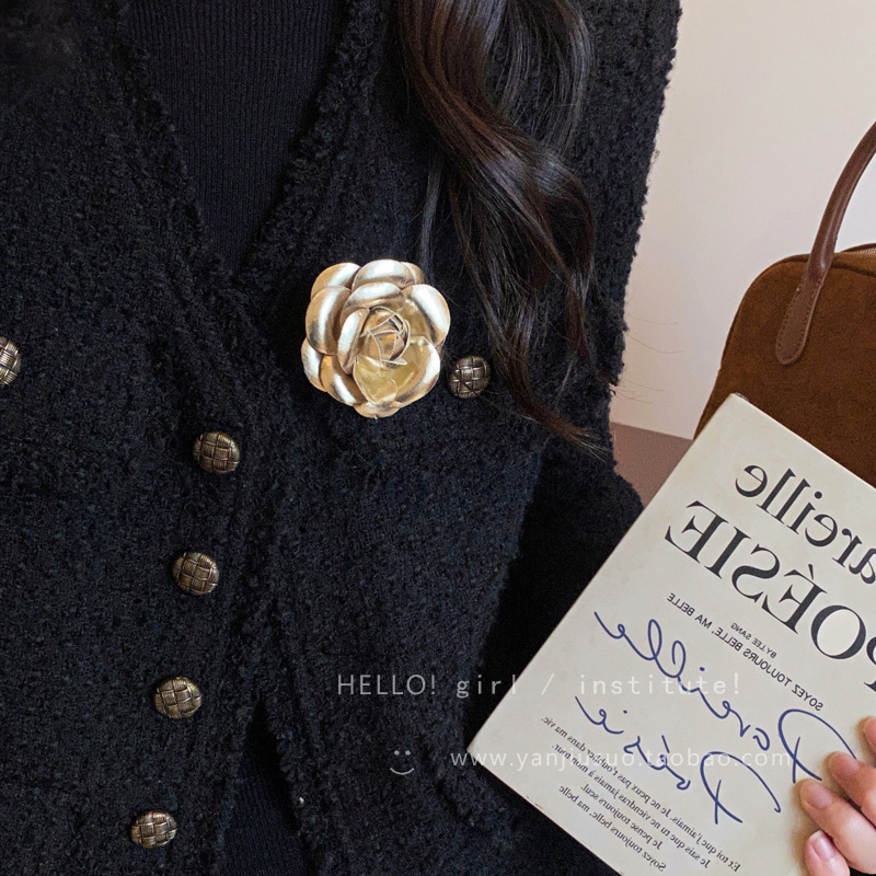 Autumn Winter High-End Exquisite Style Camellia Brooch for Women with Withered Leaf Rose Niche Design Versatile Accessory