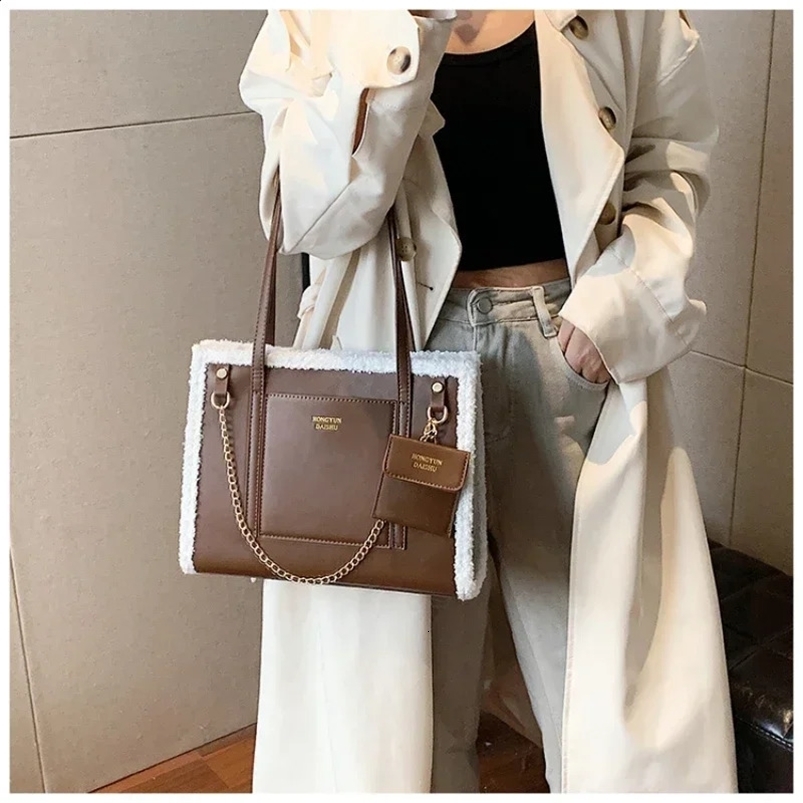Large Capacity Commuting Tote Bag for Women Autumn and Winter Item Contrasting Lamb Wool Single Shoulder Handbag Paket 240909
