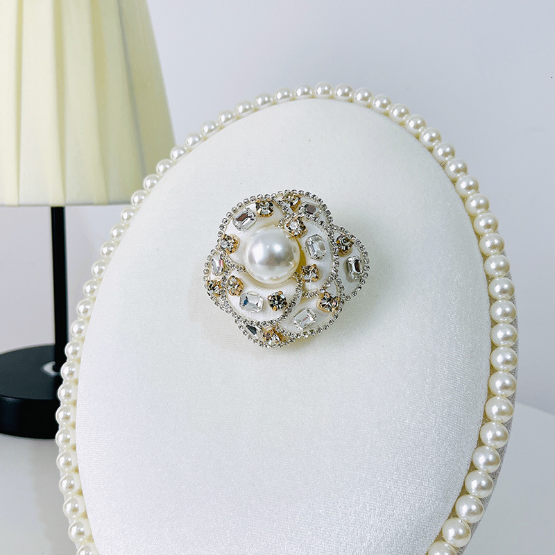 Full Dia Fragrance Camellia High-end Black and White Corsage Coat Shirt Collar Pin Brooch