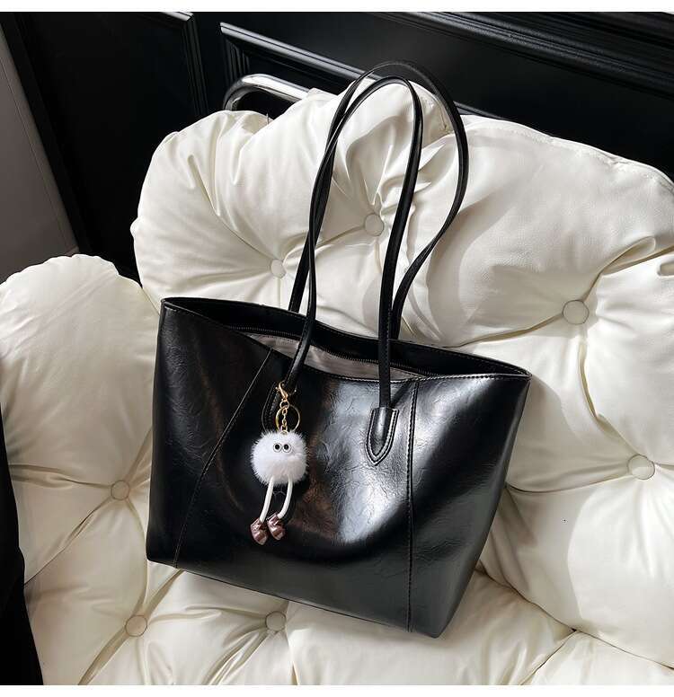 New Fashion Designer Bags for Women Large Capacity Shoulder Bags Brown College Student Commuting Tote Bag with Cartoon Pendant