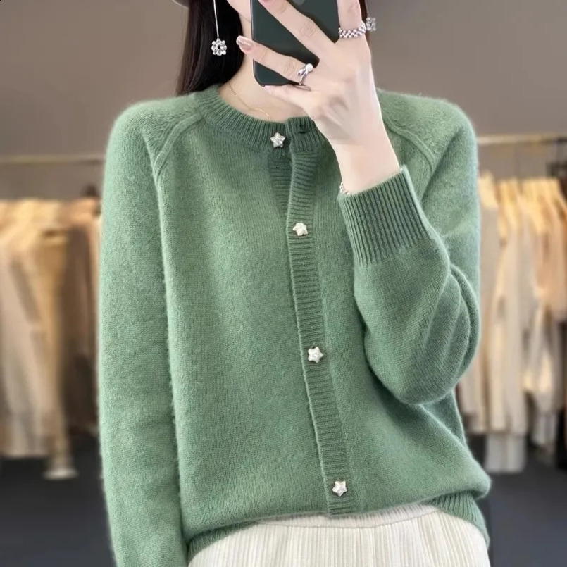 2025Knitted Sweater Autumn/Winter Cardigan Short Jacket Loose Top Womens Lazy Style Round Neck Star Button Knitted Sweater 250121