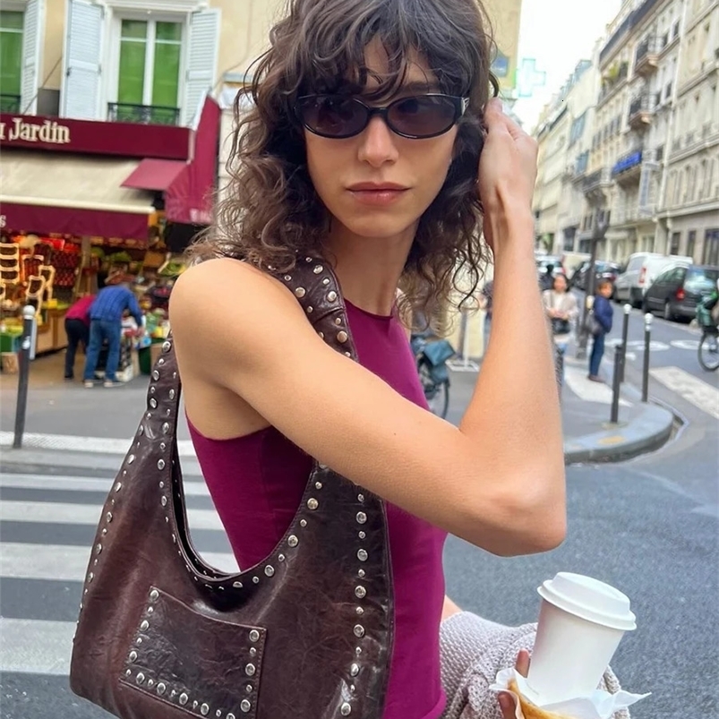 24 retro rivet decorative shoulder bag European and American motorcycle wind oil wax leather armpit handbag for women 240909
