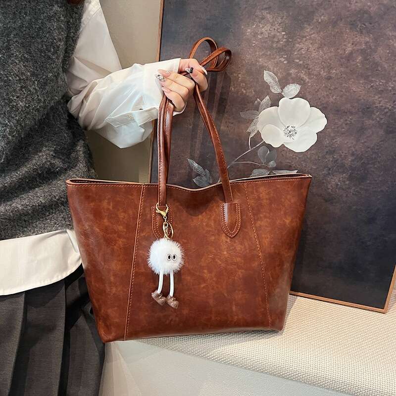New Fashion Designer Bags for Women Large Capacity Shoulder Bags Brown College Student Commuting Tote Bag with Cartoon Pendant