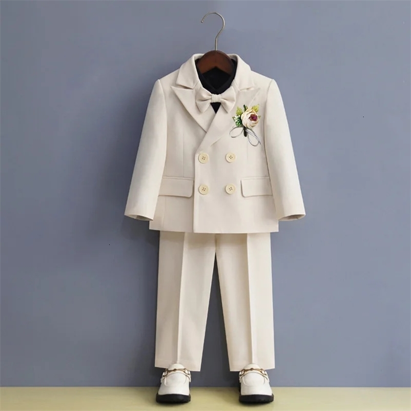 Childrens Formal Beige Suit Set Boys Wedding Dresses Babys First Birthday Performance Host Costume Kids Blazer Pants Bowtie 250320bj