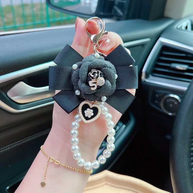 Fashion Creative Thread Camellia Flower Key Chain Pearl Chain Fashion Personality Bag Pendant for Women Car Keychain Accessories6 D250925