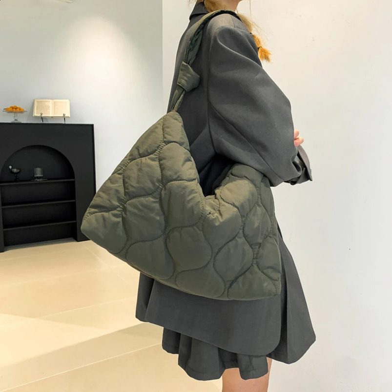 Ship from US Women Padding Shoulder Bag Large Capacity Quilted Tote Lightweight Casual Satchel with Zipper Fall Winter Female 250303FBB