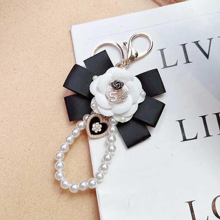 Fashion Creative Thread Camellia Flower Key Chain Pearl Chain Fashion Personality Bag Pendant for Women Car Keychain Accessories D2509241