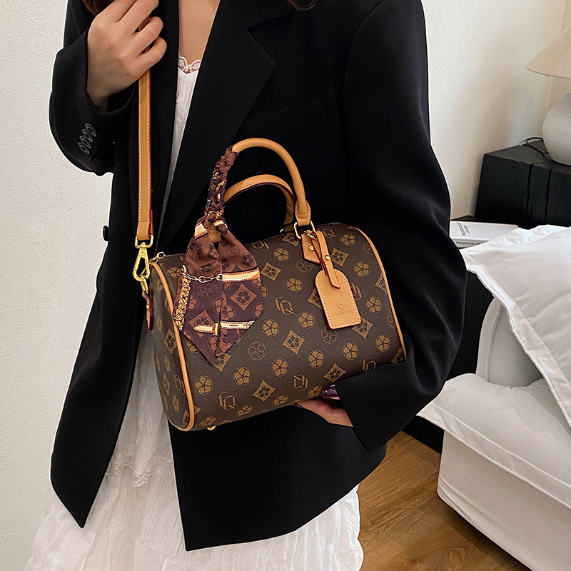 free shipping Fashionable travel bag fitness handbag casual flower crossbody bag high aesthetic value versatile commuting shoulder bag