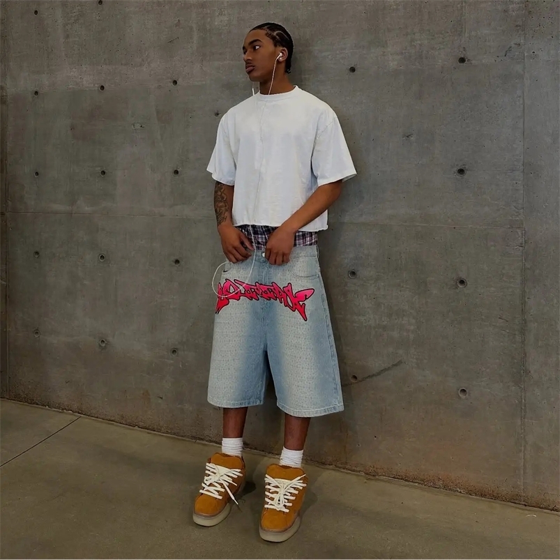Mens retro washed denim shorts bold pink graffiti patch street clothing hip-hop style pocket set jeans shorts with graphic on the back 250423