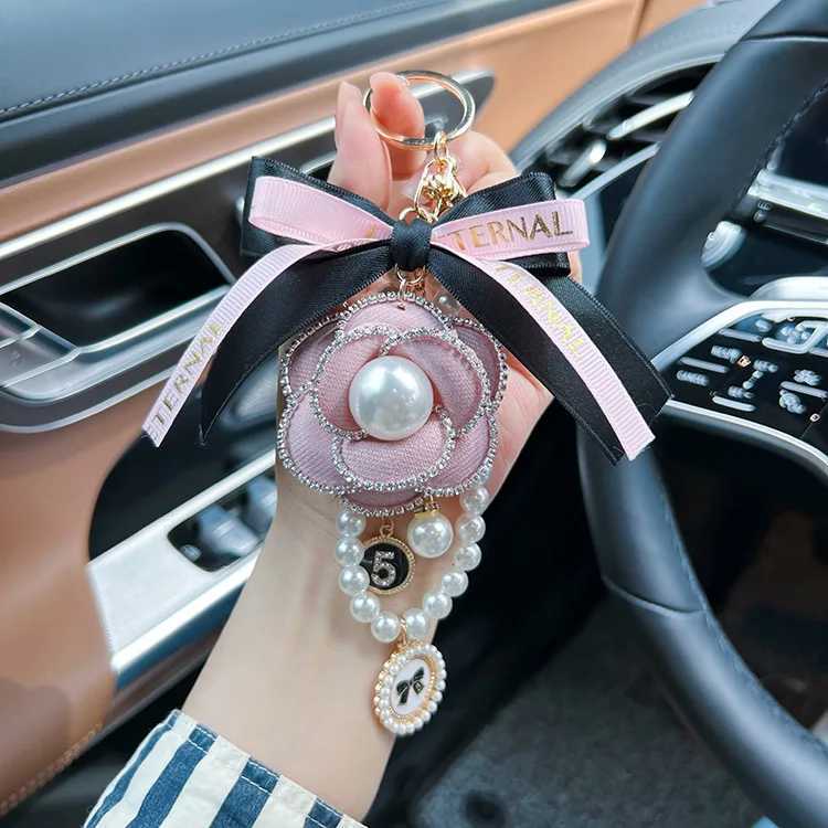 Traditional Luxury Glitter Clover & Camellia Keychains Lucky Wedding Accessories Gifts for Guests - D250925 Z260130