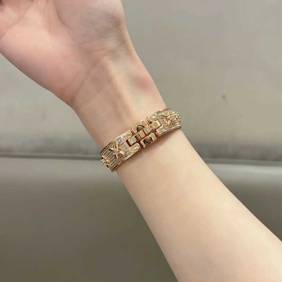 Designer Clover Strap for Watch Band 38 40 4142 45 46 49mm iWatch Series 10 9 8 7 6 5 4 3 SE Ultra Luxury Jewelry Bracelet Z250924