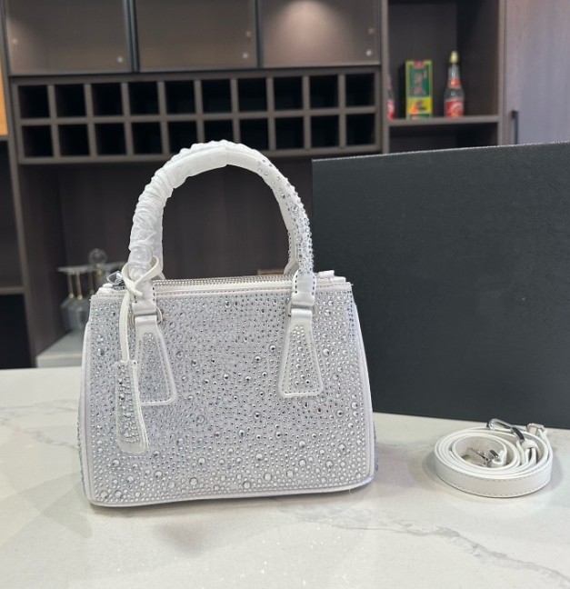 Designer Full Crystal Rhinestone Hobo Bag Shoulder Bag Luxury Crescent Moon Saddle Bag Shoulder Bag Classic PU Leather Handbag Evening Clutch for Women