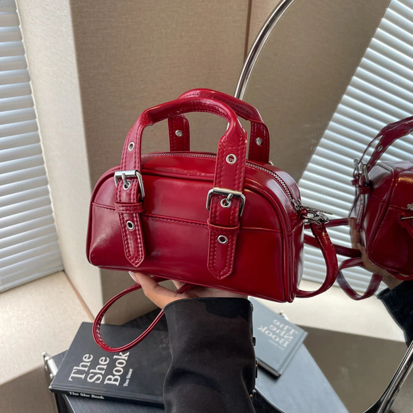 Retro Red Womens Backpack Stray Bag Patent Leather Multi Pocket y ner Handbag Shoulder 240724