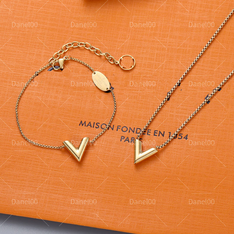 Classic Designer Pendant Charm Bracelets gold love V Necklace fashion Jewelrys Wristband plated letter simple heart Luxury Pendants Titanium lovers chain jewelry