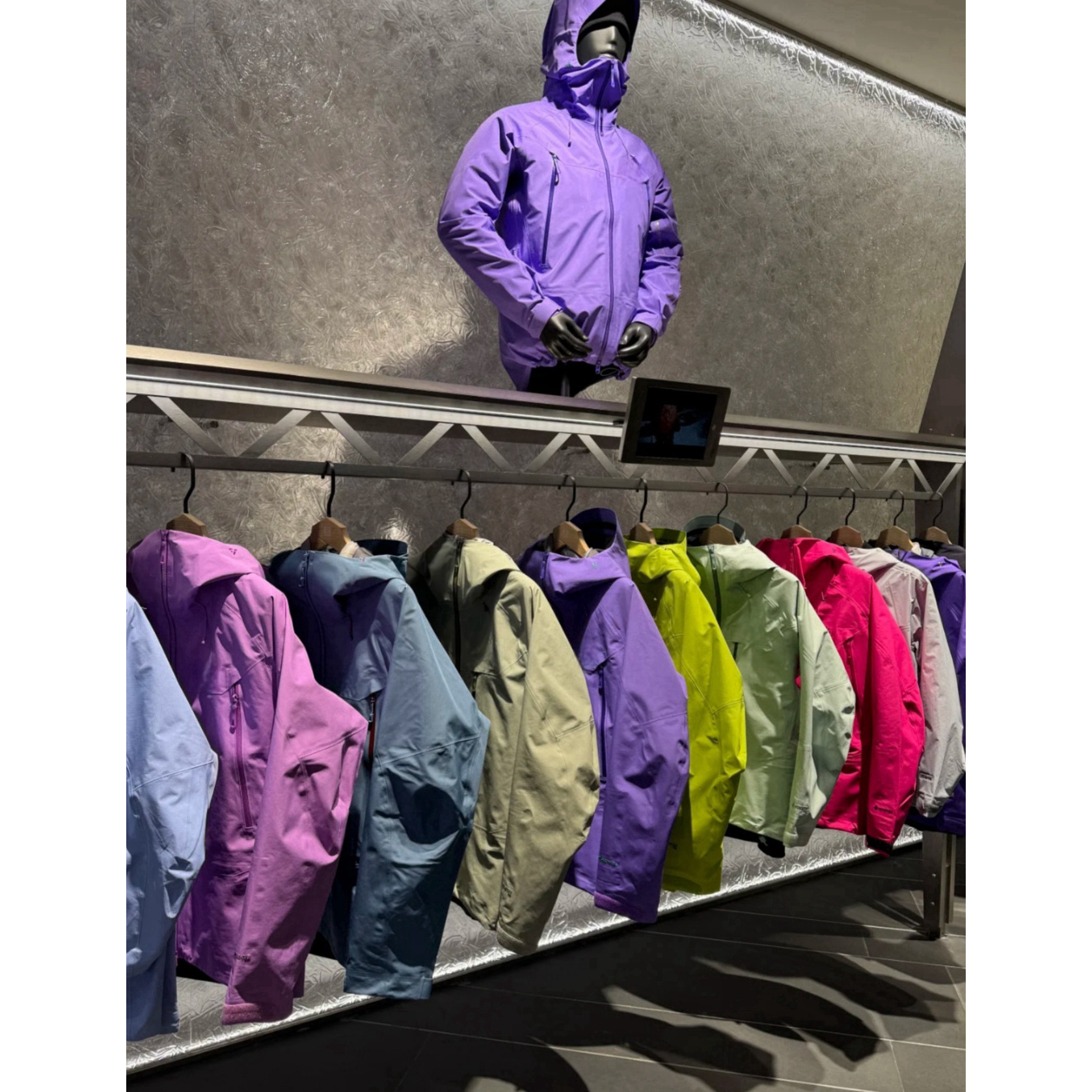 2025 High-Quality New Colorway Windproof Waterproof Outdoor Hiking Mountaineering Softshell Jacket for Men and Women