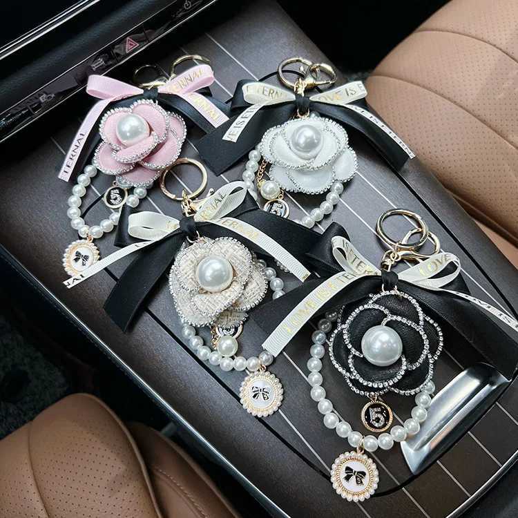 Traditional Luxury Glitter Clover & Camellia Keychains Lucky Wedding Accessories Gifts for Guests - D250925 Z260130