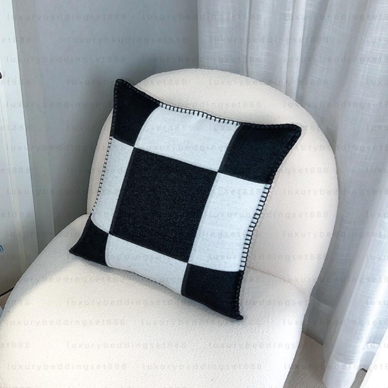 Designer pillowcase h Nordic-style pillowcase sample house lunch break sofa cushion car lumbar support backrest cushion wool knitted pillow