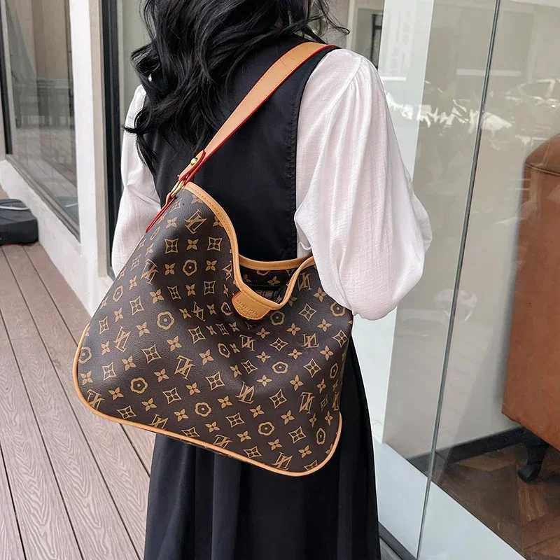 Famous Designer Ladies Handbag Leather Crossbody Bag Popular Classic Elegant Style With Zipper Closure Womens Luxury Brand W250924