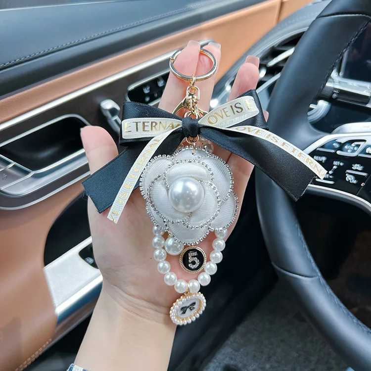 Traditional Luxury Glitter Clover & Camellia Keychains Lucky Wedding Accessories Gifts for Guests - D250925 Z260130