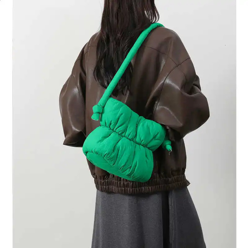 Home>Products>Cotton Womens Undercushion Shoulder Bag>Womens Woven Handbag 240913