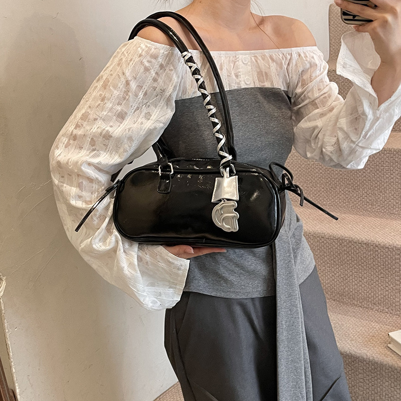 2025 Autumn/Winter bag New French Style Designer Bag Minimalist 1 Underarm Bag Light Luxury Style Fashionable Heart Pendant Design Retro Style