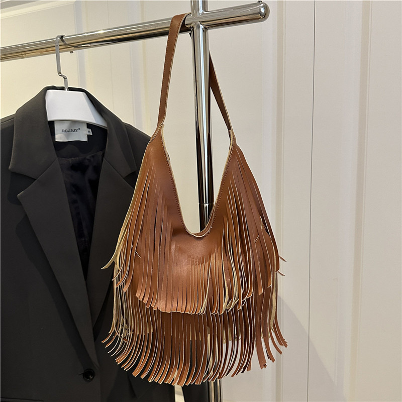 Small Tassels Shoulder Bags Women Korean Fashion Punk Style Underarm Bags Trendy Retro Pu Leather Handbag Female 240924
