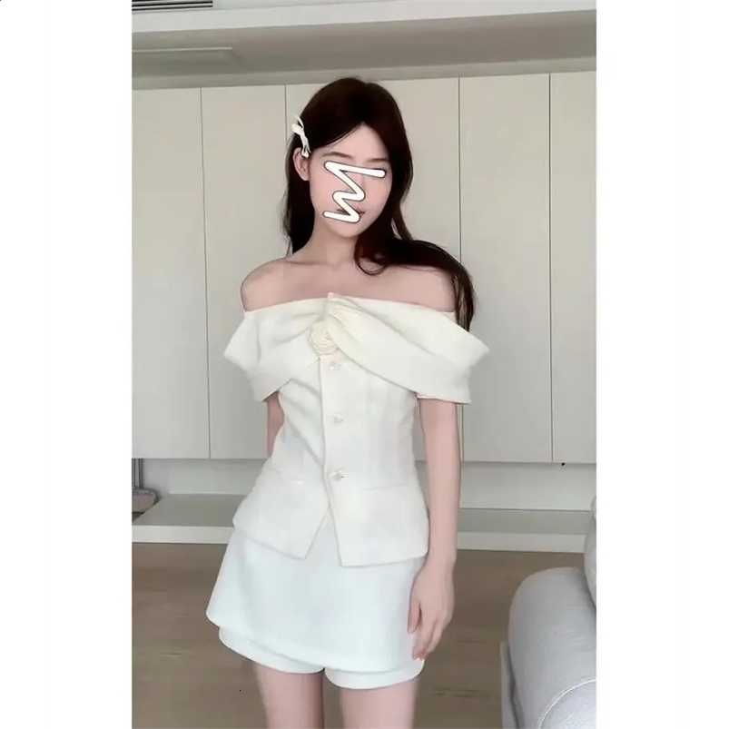 Fashionable white shoulder wild grass set suitable for women high waisted jacket and shorts single chest top style 250423