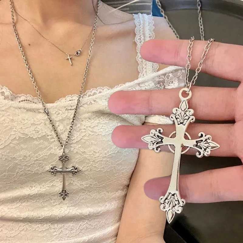 Y2K Fashion Cross Pendant Necklace for Women Hip Hop Street Creative Rose Necklace Retro Jewelry Party Gifts Commuter Matching L250923