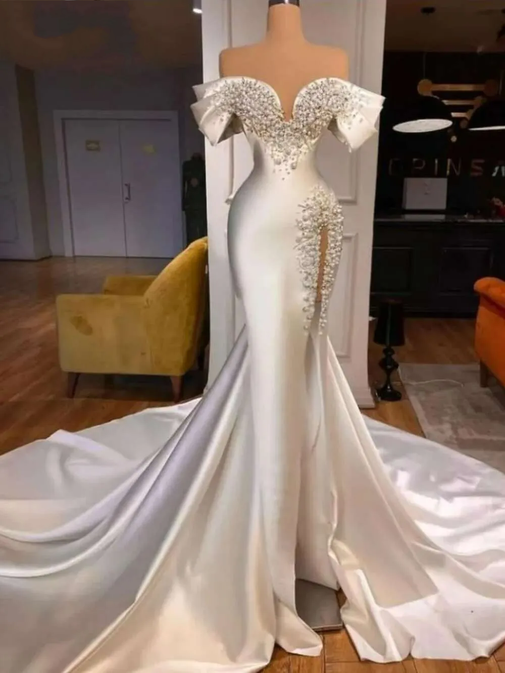 Graceful Off The Shoulder Bridal Dress Sparkly Beads Pearls Wedding Gown Elegant Mermaid Long Bride Robe Vestido De Novia BC19177