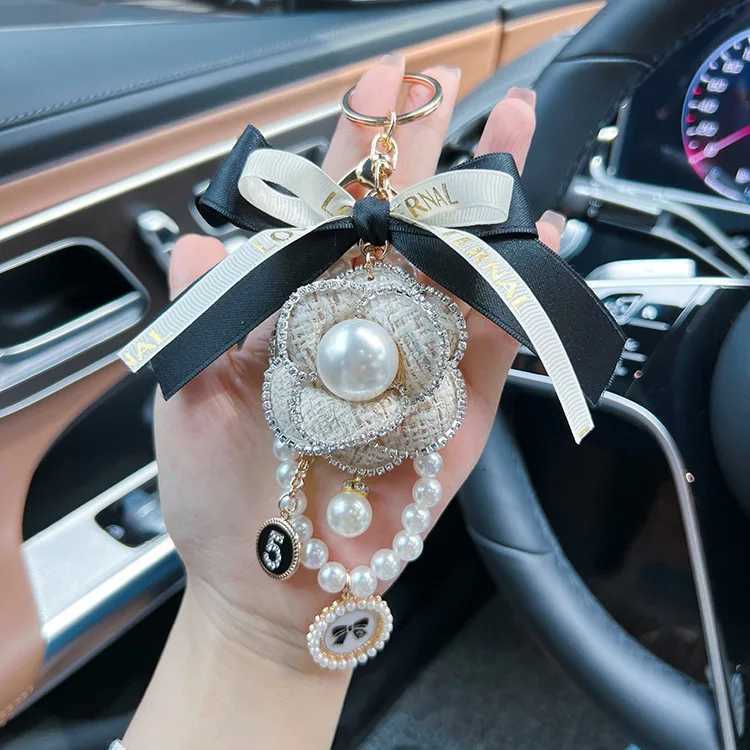 Fashion 2024new fashion Traditional Luxury Accessories Glitter Keychain Clover Camellia Lucky Keychain Wedding Gifts for Guests1 D250925