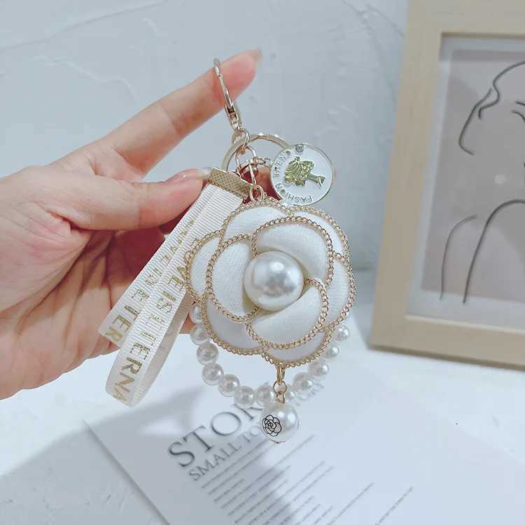 Fashion Pearl String Camellia Keychain Fashionable and Personalized Bag Pendant1 D250925
