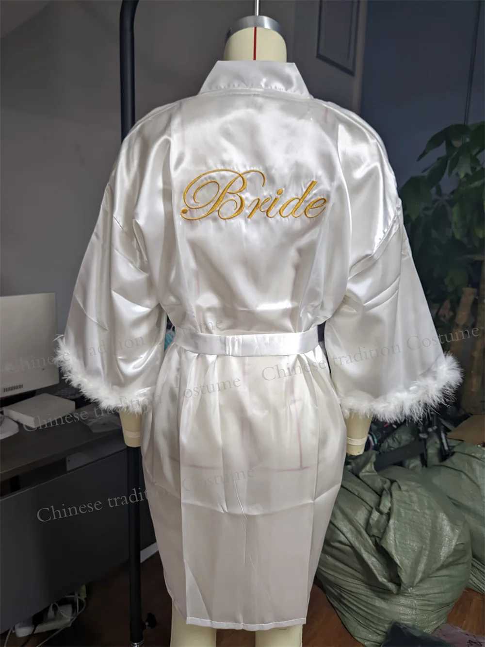 White Bride Wedding Robe with Feathers Women Satin Peignoir Sexy Bridesmids Kimono Gowns Short Bathrobe Bridal Intimate Lingerie Z250924