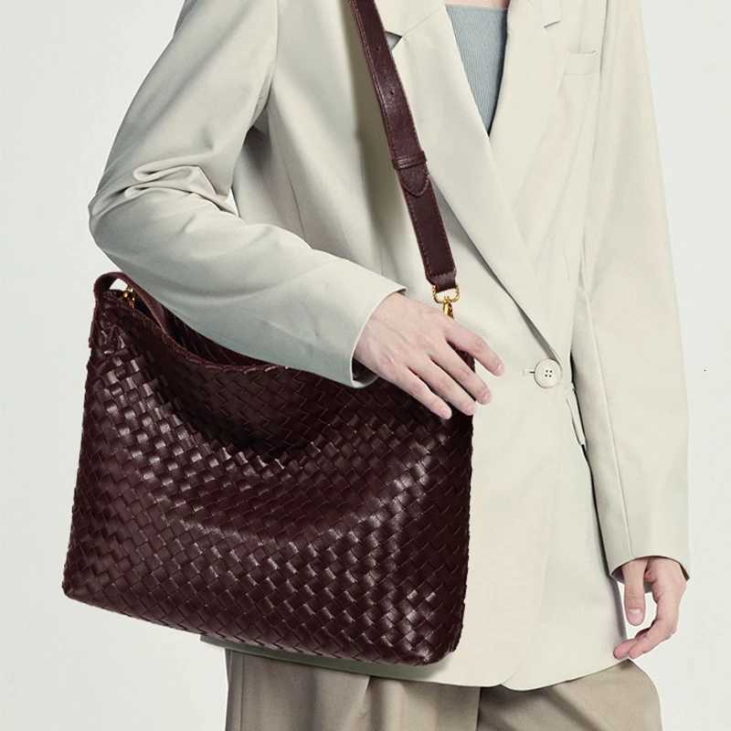 Woven Tote Bag for Women Shoulder Bag Vegan Leather Tote Bag Summer Beach Retro Purse and Handbag with Adjustable Strap W250924