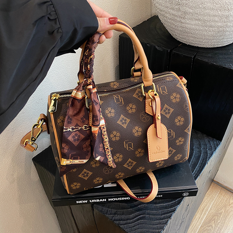 free shipping Fashionable travel bag fitness handbag casual flower crossbody bag high aesthetic value versatile commuting shoulder bag